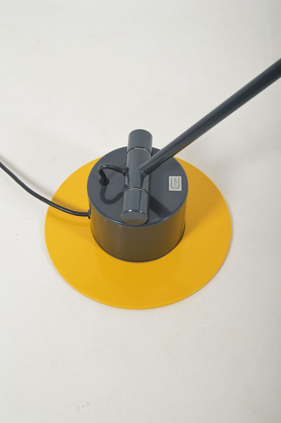 Thumbnail: Aero lamp ontworpen door Ettore Sottsass voor Bieffeplast, jaren '80