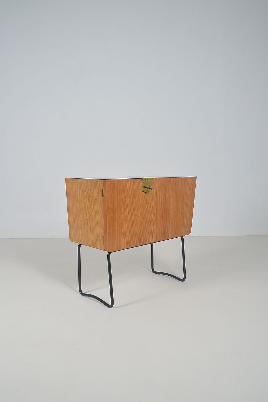 Thumbnail: Vintage wandkast in notenhout van Verralux, jaren '60