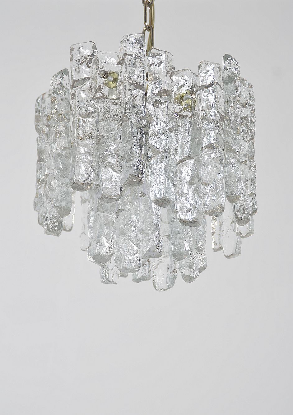 Thumbnail: Mid century hanglamp met 'ijs glas' van Kalmar Franken, jaren '60