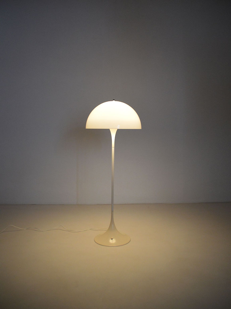 Thumbnail: Panthella vloerlamp ontworpen door Verner Panton voor Louis Poulsen, jaren '70