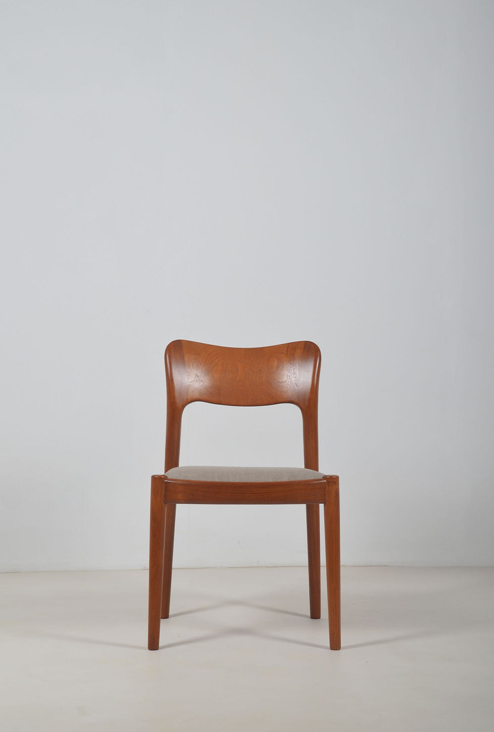 Thumbnail: Set van 4 Deense stoelen ontworpen door Niels Koefoed, jaren '60