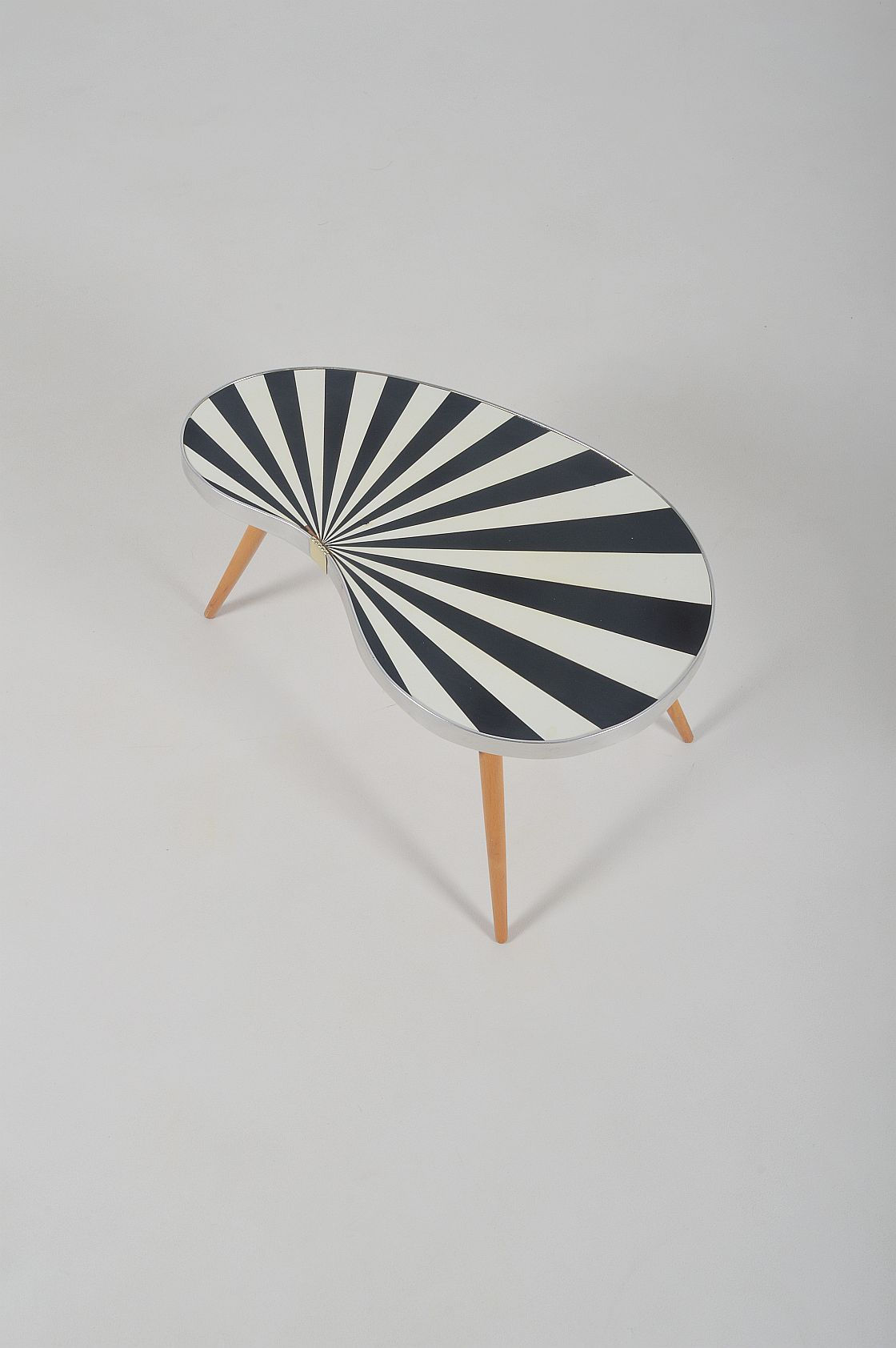 Niervormige vintage bijzettafel met handgemaakt straalpatroon, jaren '60