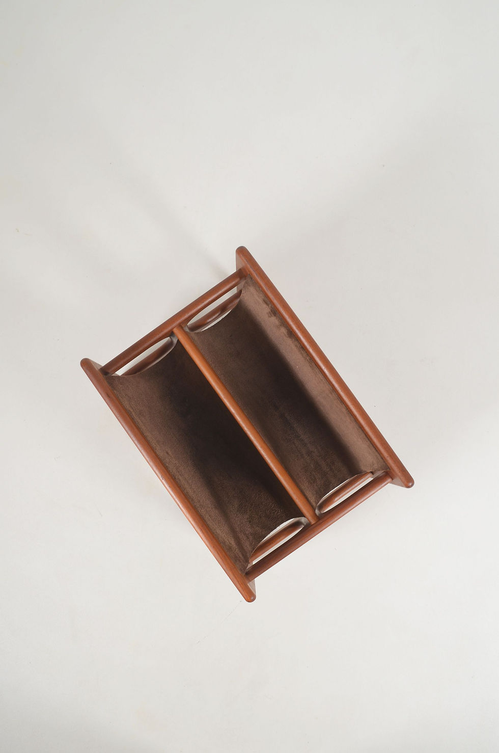 Thumbnail: Deense dubbele magazinehouder uit teak & leder door Salin Møbler, jaren 70