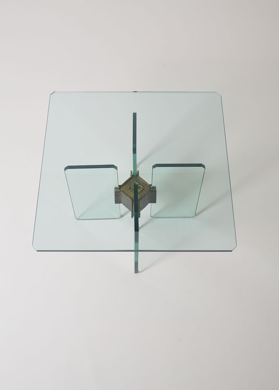 Thumbnail: Tafel in glas en messing ontworpen door Peter Ghyczy, jaren '70