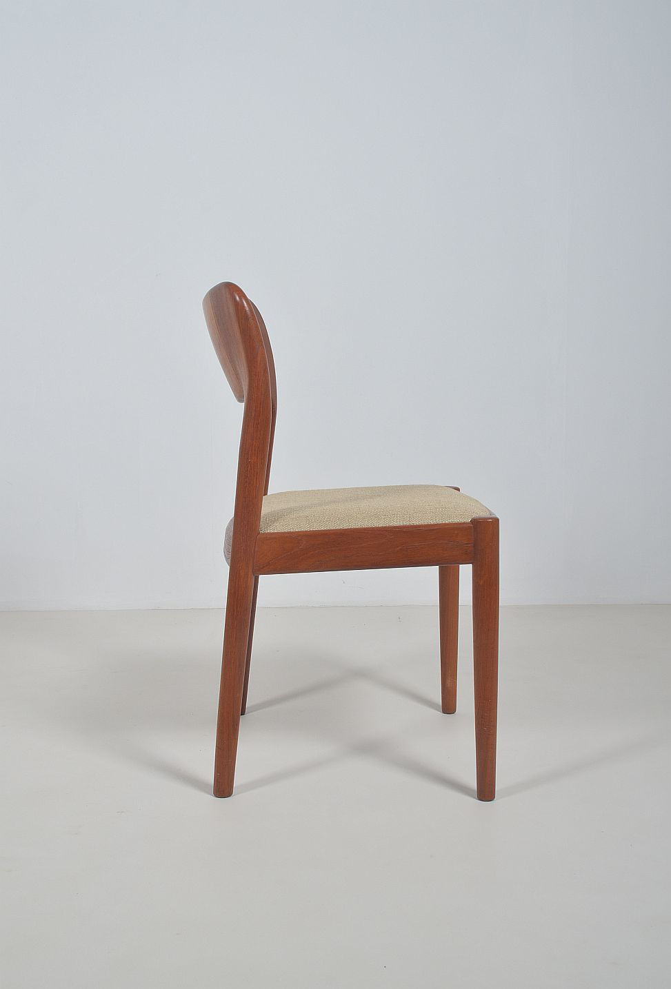 Thumbnail: Set van 6 Deense stoelen ontworpen door Niels Koefoed, jaren '60