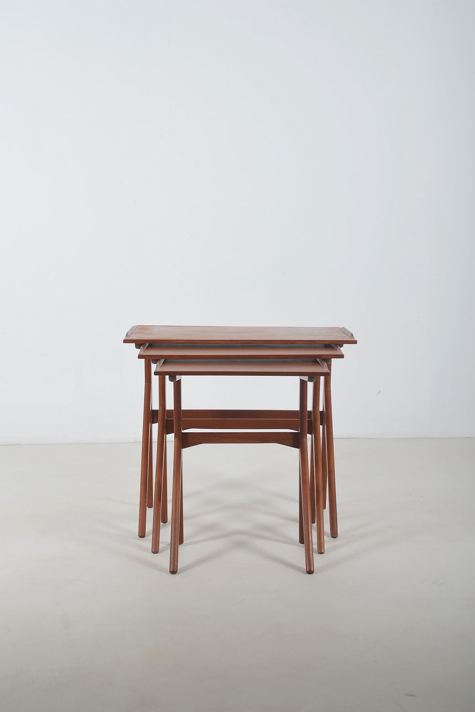 Thumbnail: Set van 3 Deense nesttafels in teak, jaren '60
