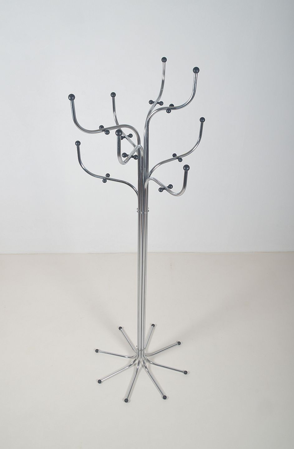 Thumbnail: Deense kapstok van Fritz Hansen ontworpen door Sidse Werner, 1971