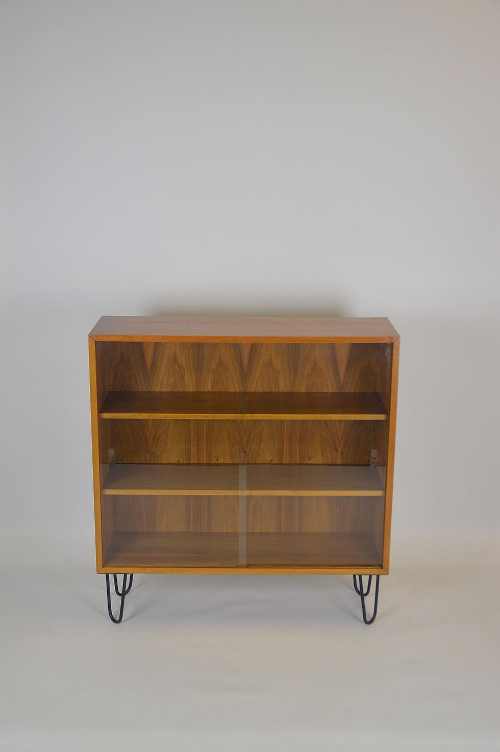 Vintage vitrinekast met glazen deuren, jaren '60