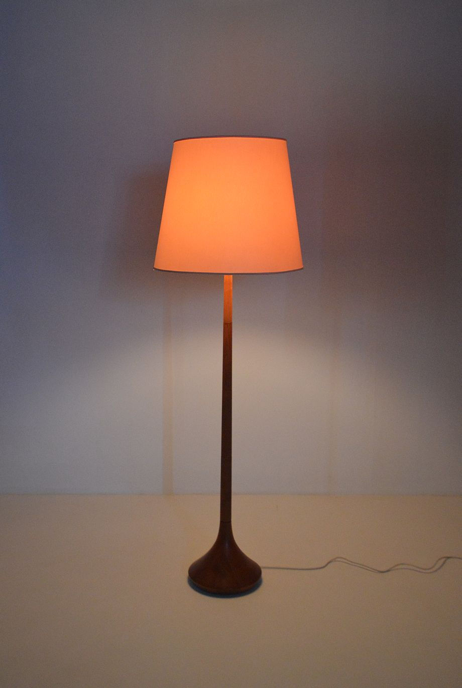 Thumbnail: Deense vloerlamp in massief teak van Dyrlund, jaren '60