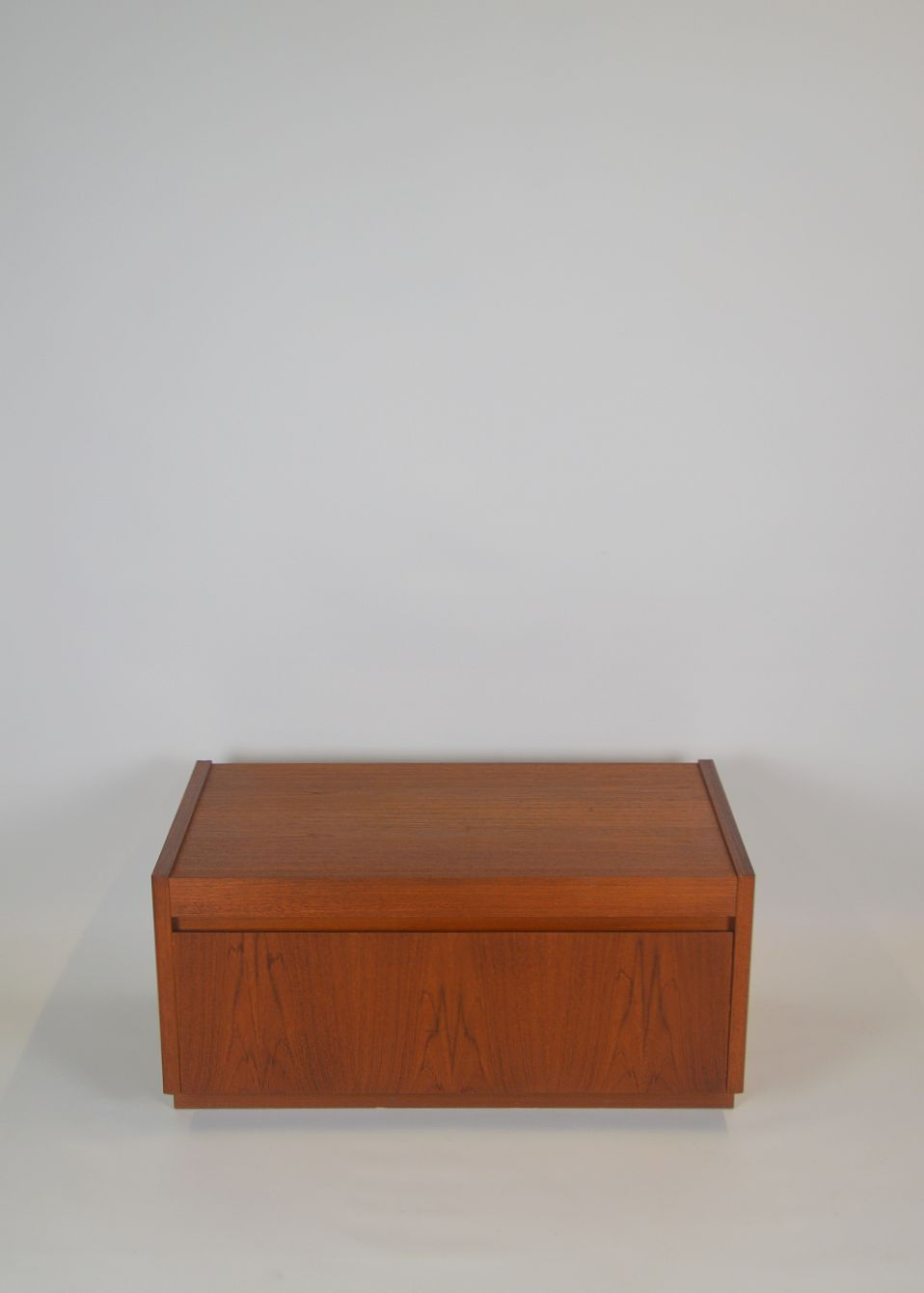 Thumbnail: Vintage TV-meubel in massief teak, jaren '70