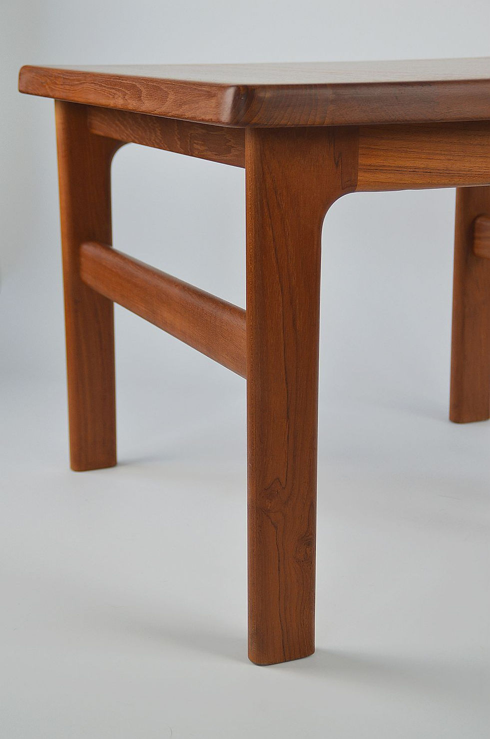 Thumbnail: Deense volhouten salontafel ontworpen door Niels Bach, jaren '60