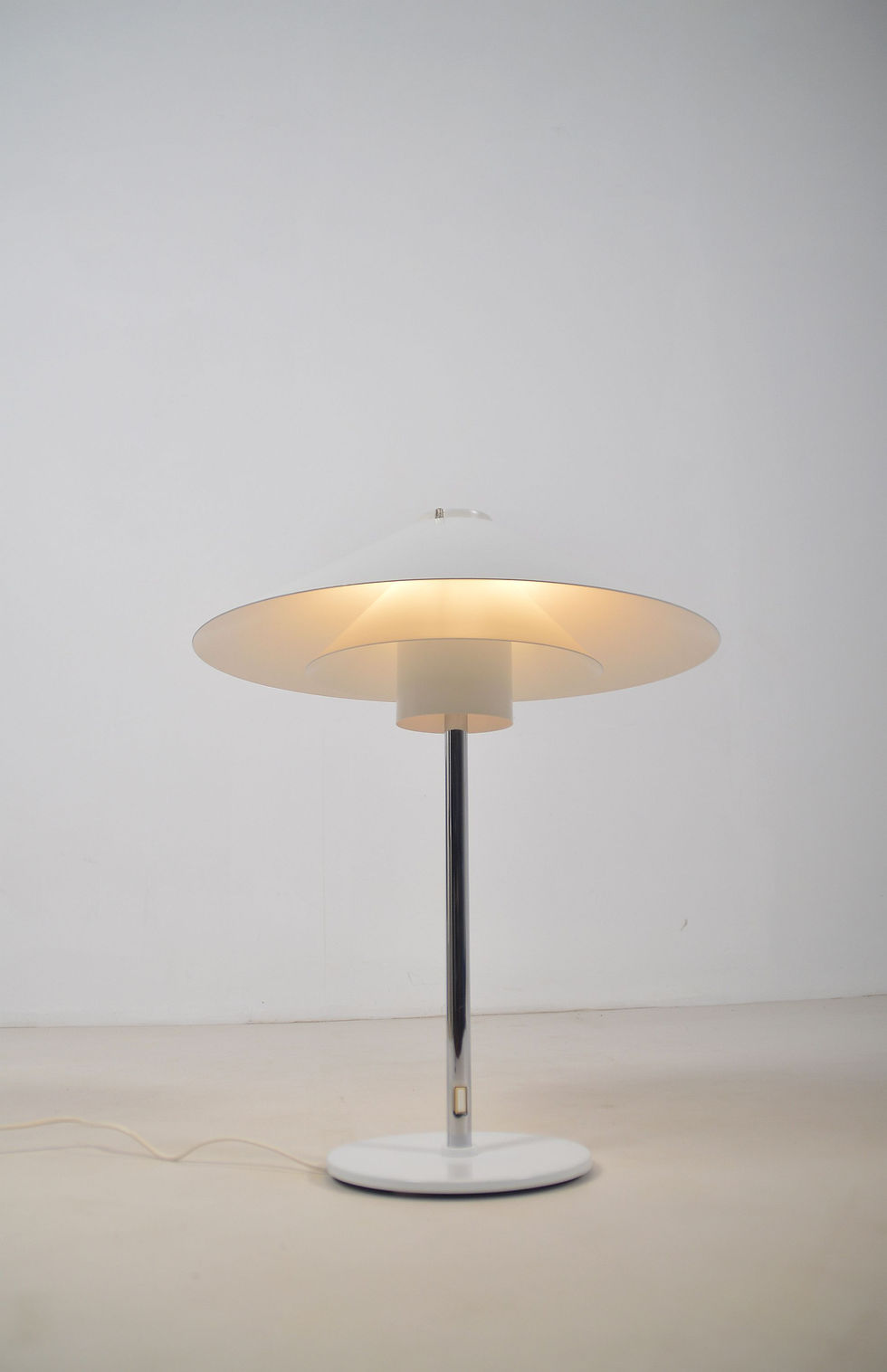 Thumbnail: Deense tafellamp 'Trapez' ontworpen door Christian Hvidt voor Nordisk Solar, '70