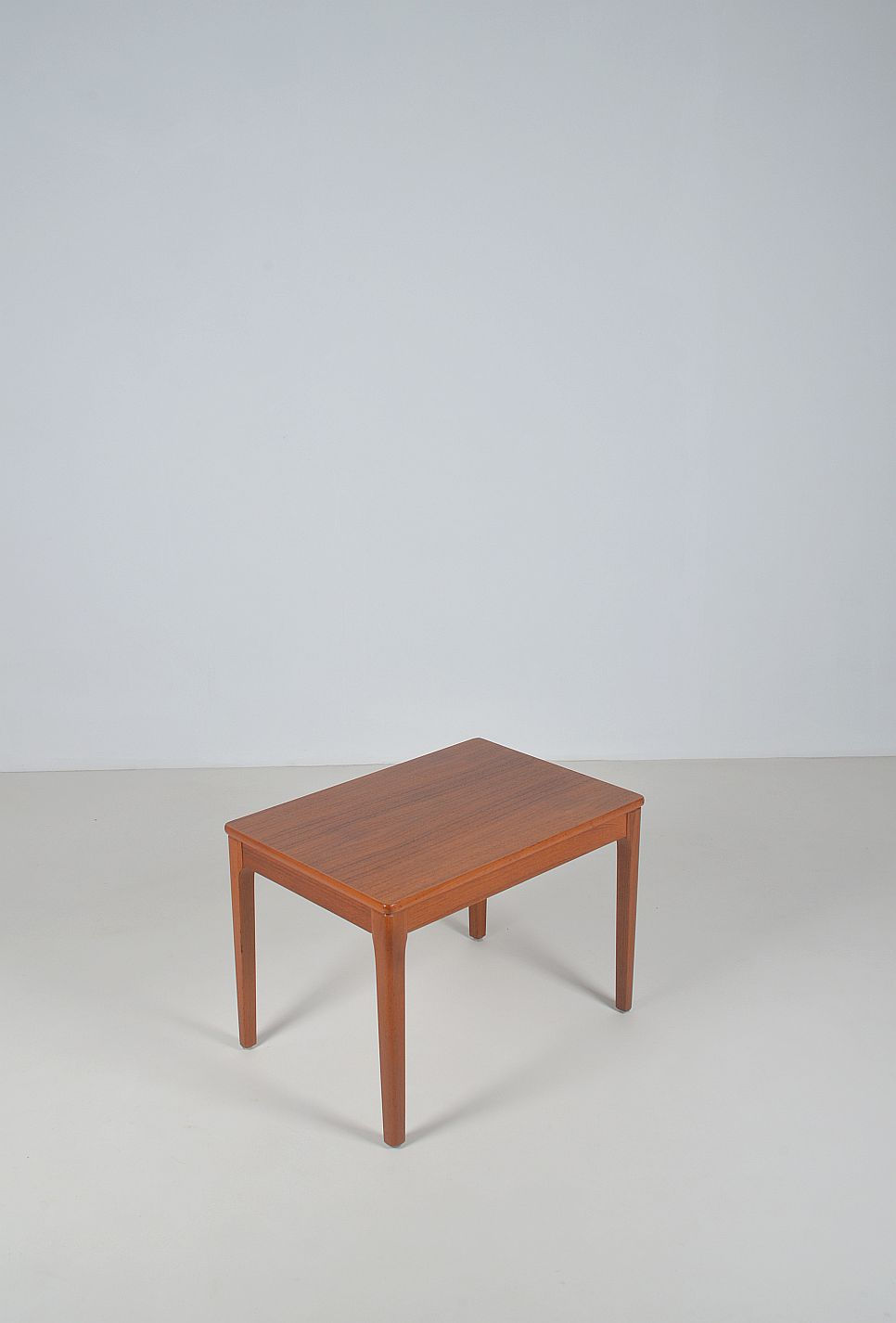 Zweedse bijzettafel ontworpen door Albert Larsson voor Alberts Tibro, 1971