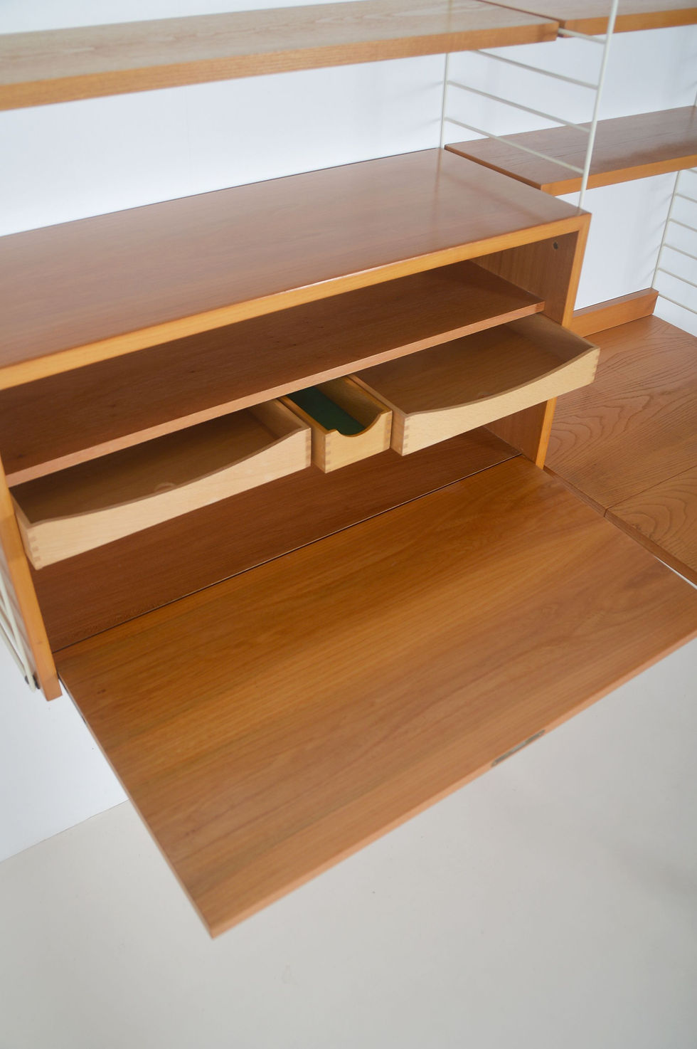 Thumbnail: Zweeds wandmeubel met klaptafel door Kasja & Nils Nisse Strinning, jaren '50
