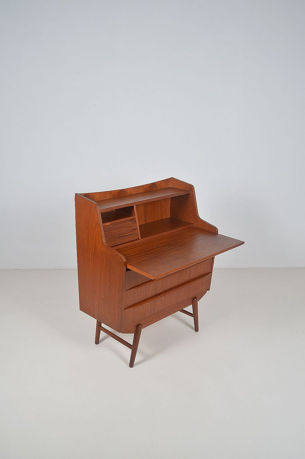 Thumbnail: Deense mid-century secretaire in teakhout, jaren '60