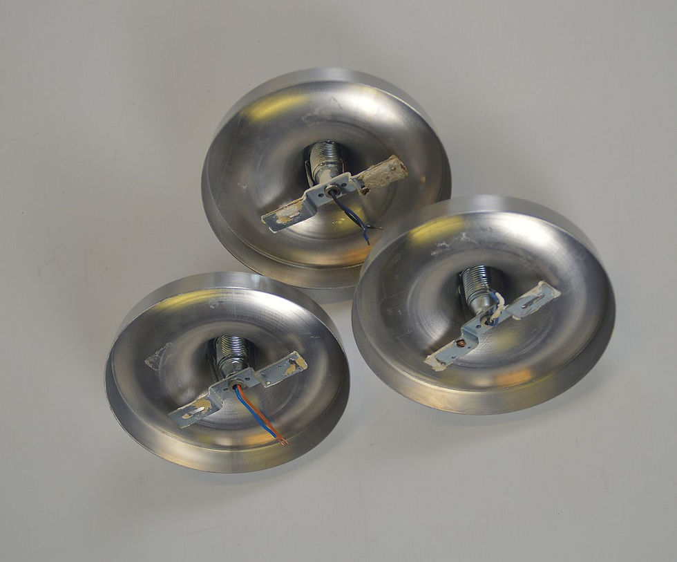 Thumbnail: 3 Space age wandlampen ontworpen door Charlotte Perria voor Honsel