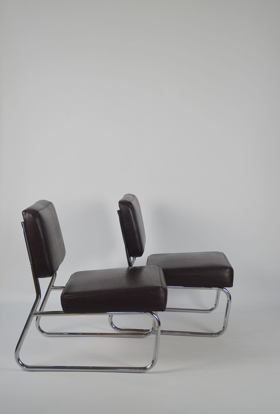Thumbnail: Set van 2 lounge zetels met frame in chroom