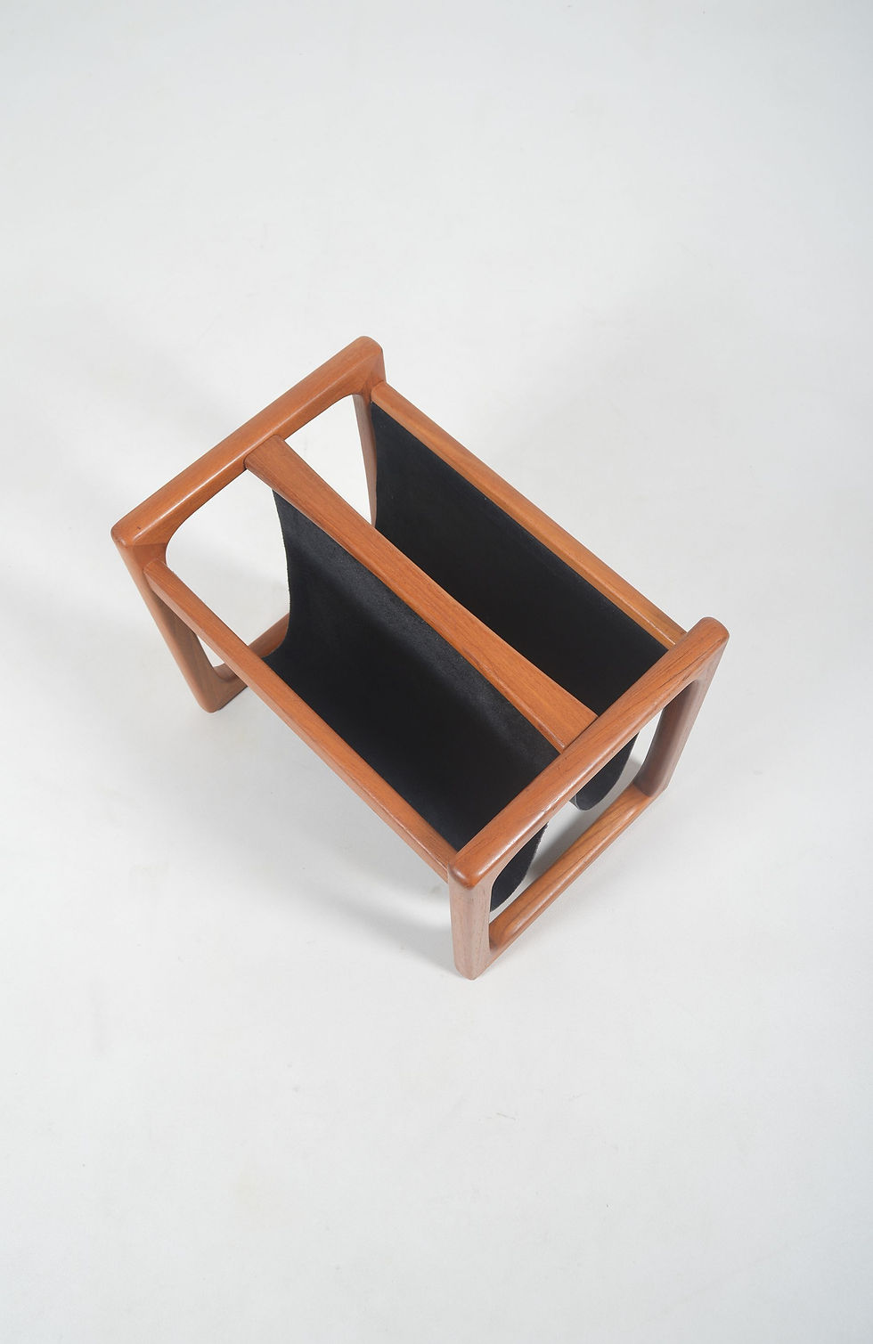 Thumbnail: Dubbele magazinehouder in teak en leer van Brink Møbler