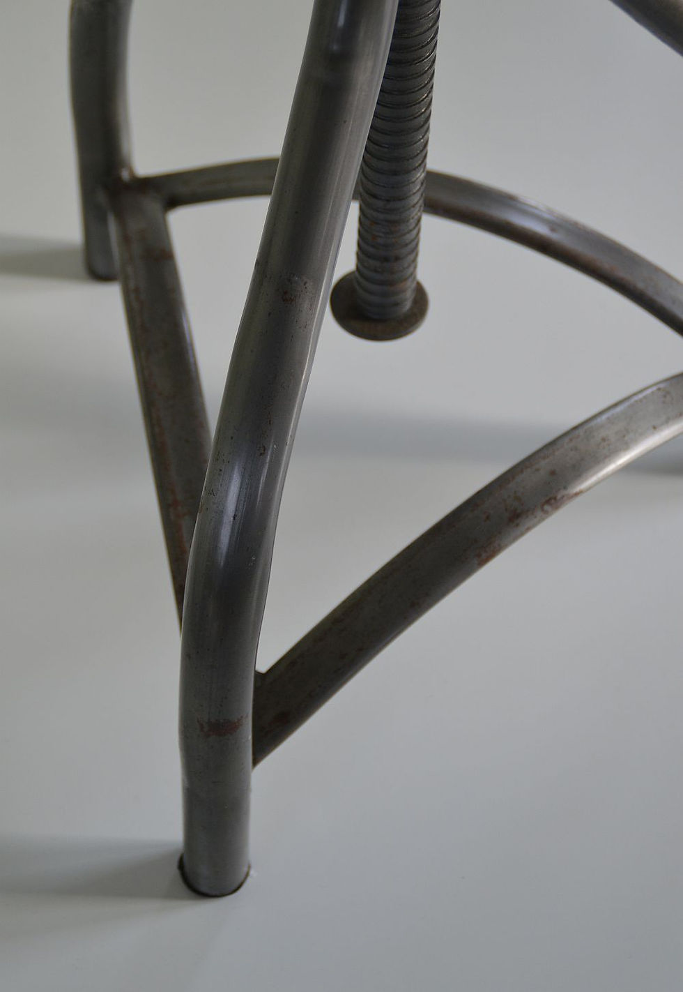 Thumbnail: Metalen atelierkruk met verstelbare hoogte