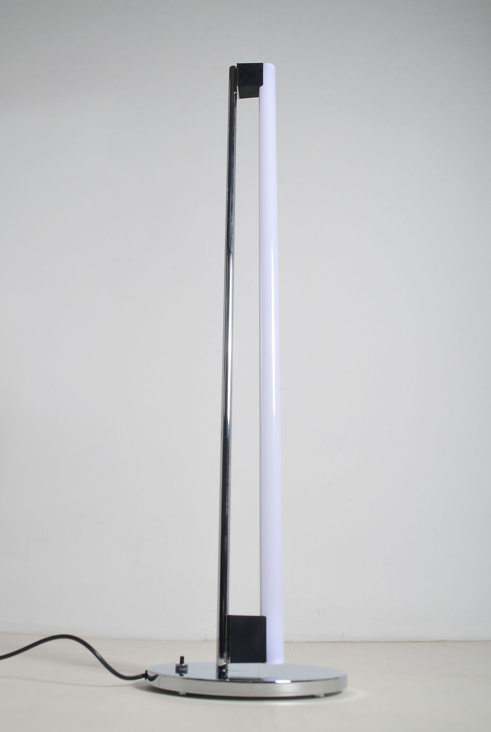 Thumbnail: Tube Light ontworpen door Eileen Gray