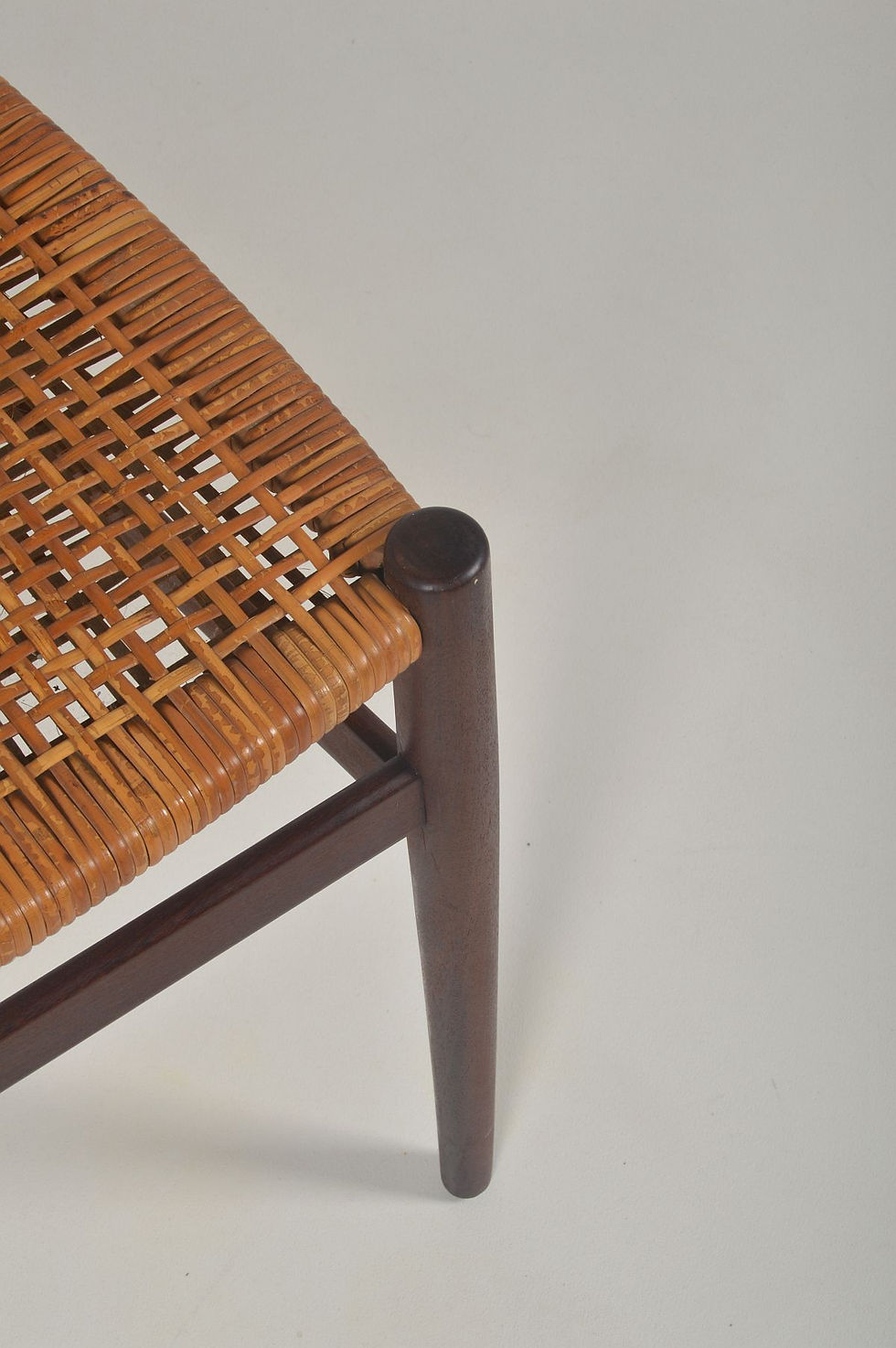 Thumbnail: Vintage stoel in teak met vlechtwerk in rotan, jaren '60