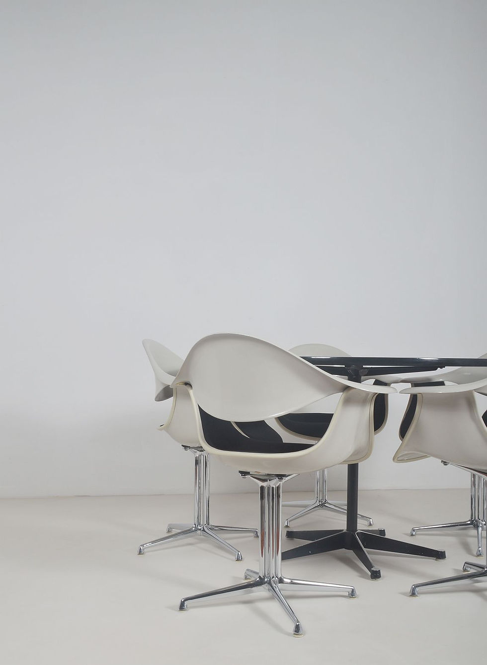 Thumbnail: Tafel van Eames en 5 stoelen van George Nelson voor Herman Miller, jaren '60