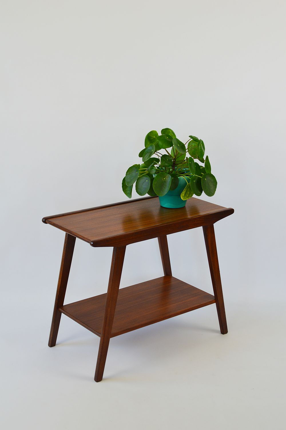 Mid-century bijzettafel in teak hout met strakke vormgeving