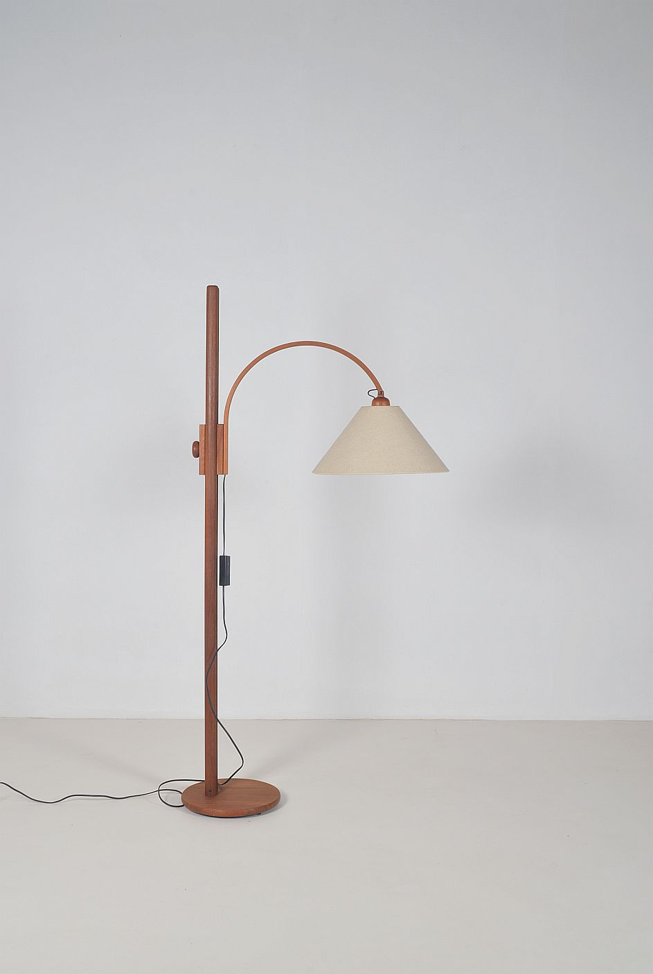 Thumbnail: Deense vloerlamp in teak van Domus, jaren '70