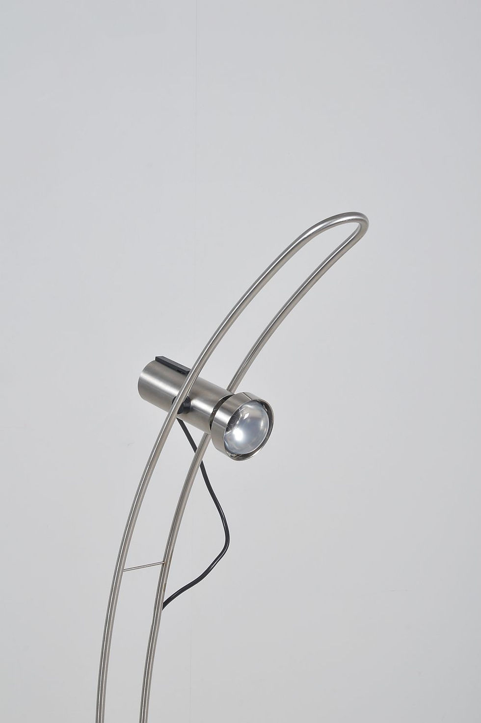Thumbnail: Deense vloerlamp 'StringLine' ontworpen door Knud Holscher, 1976