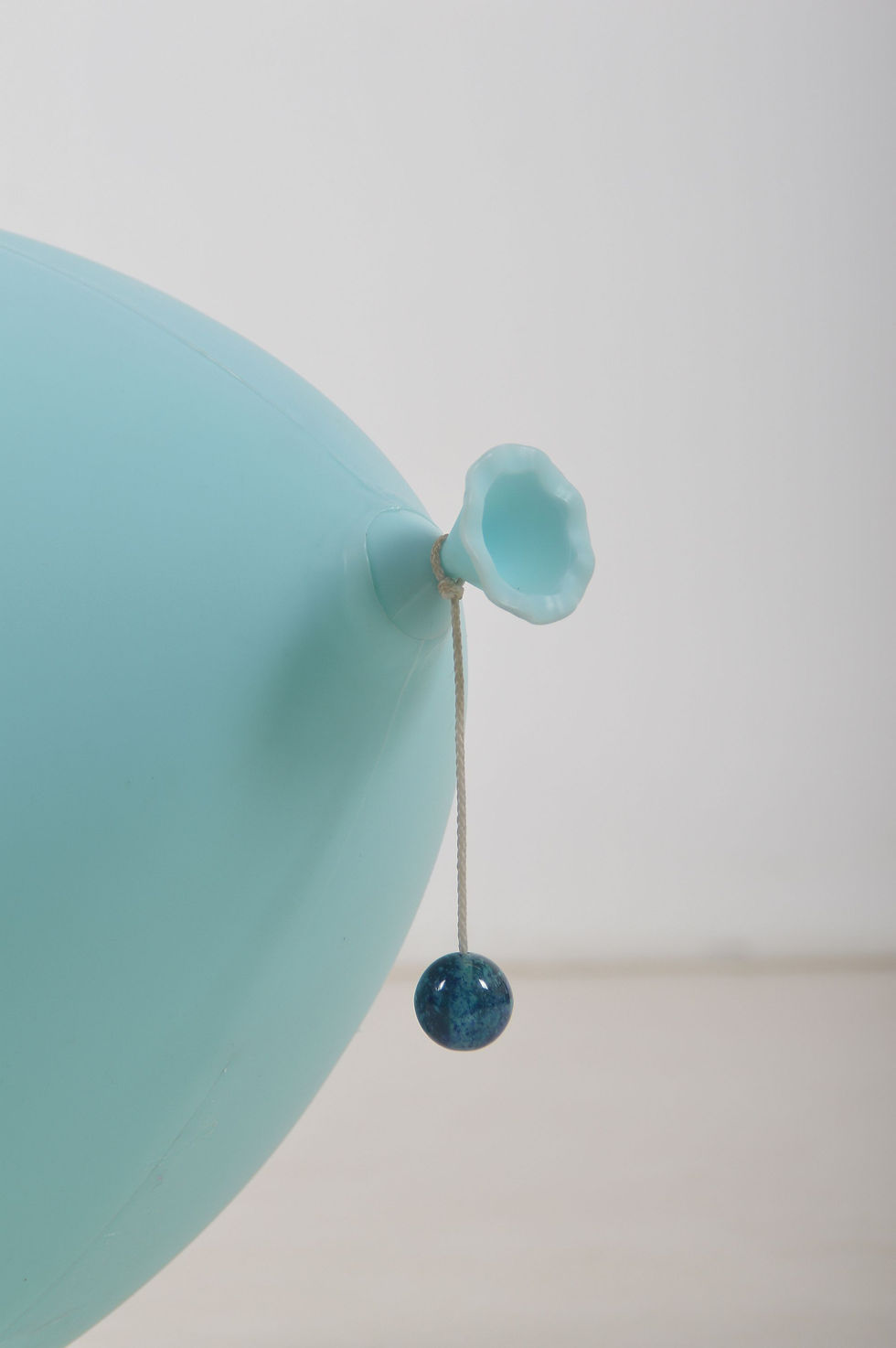 Thumbnail: Pop Art XXL ballonlamp ontworpen door Yves Christin voor Bilumen, jaren '80