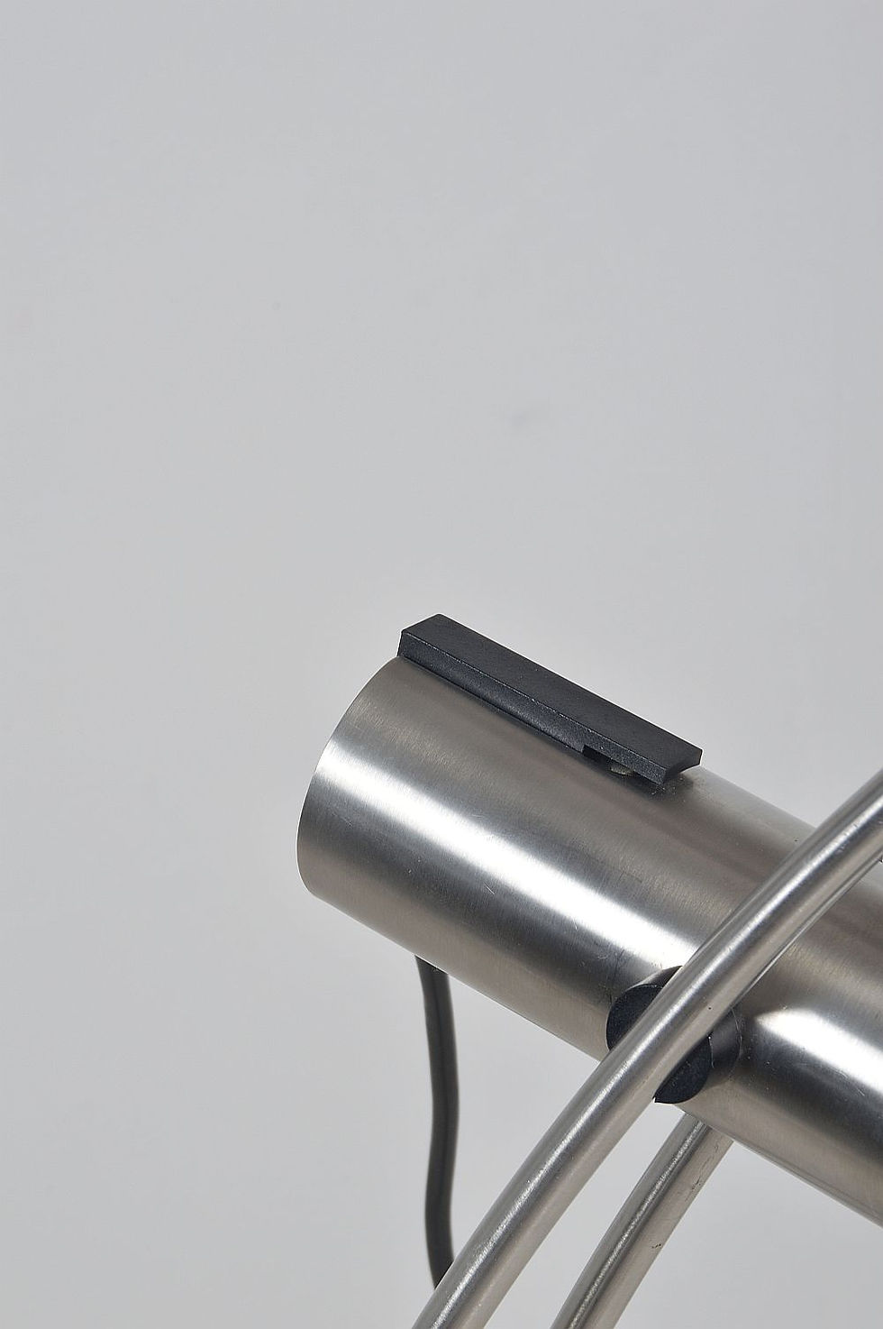 Thumbnail: Deense vloerlamp 'StringLine' ontworpen door Knud Holscher, 1976