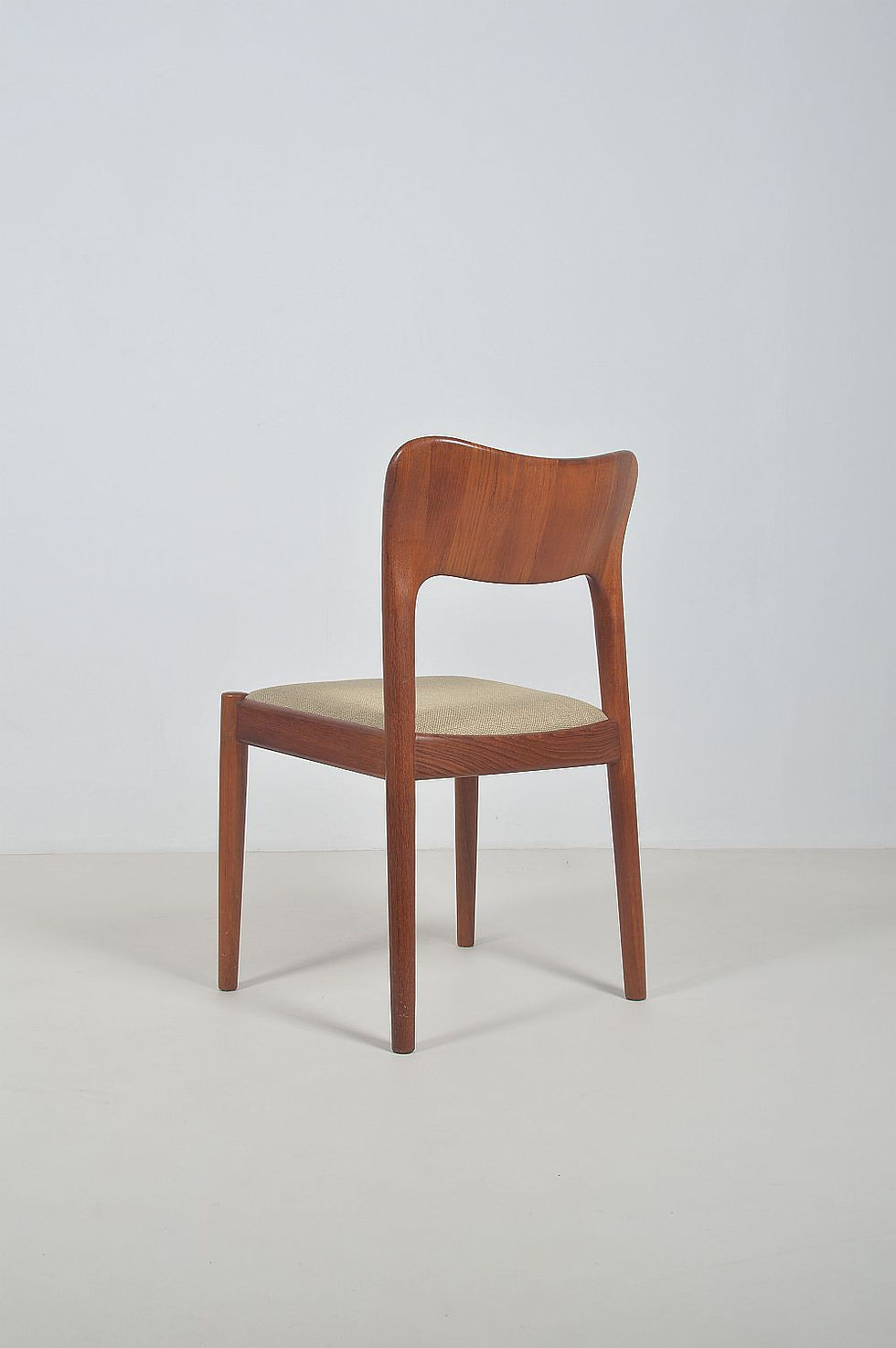 Thumbnail: Set van 6 Deense stoelen ontworpen door Niels Koefoed, jaren '60