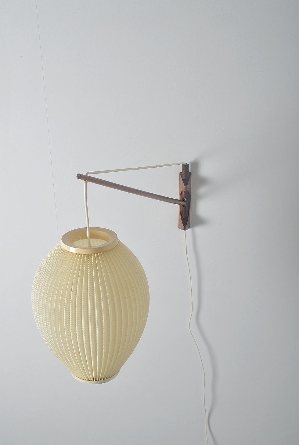 Thumbnail: Deense hengellamp in palissander met pearl shade lampenkap