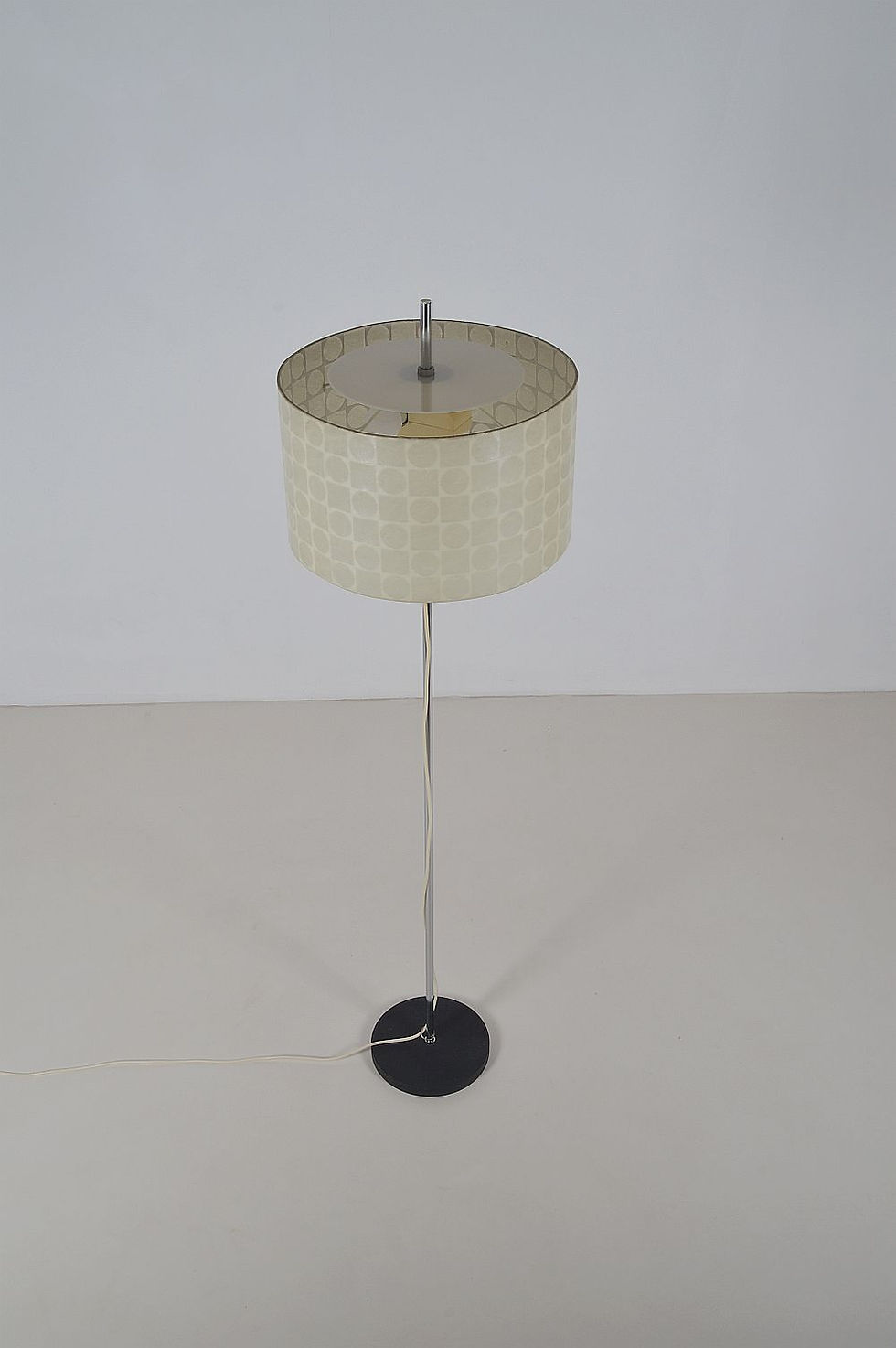 Thumbnail: Cocoon vloerlamp met geometrische vormen van Goldkant Leuchten, jaren '60