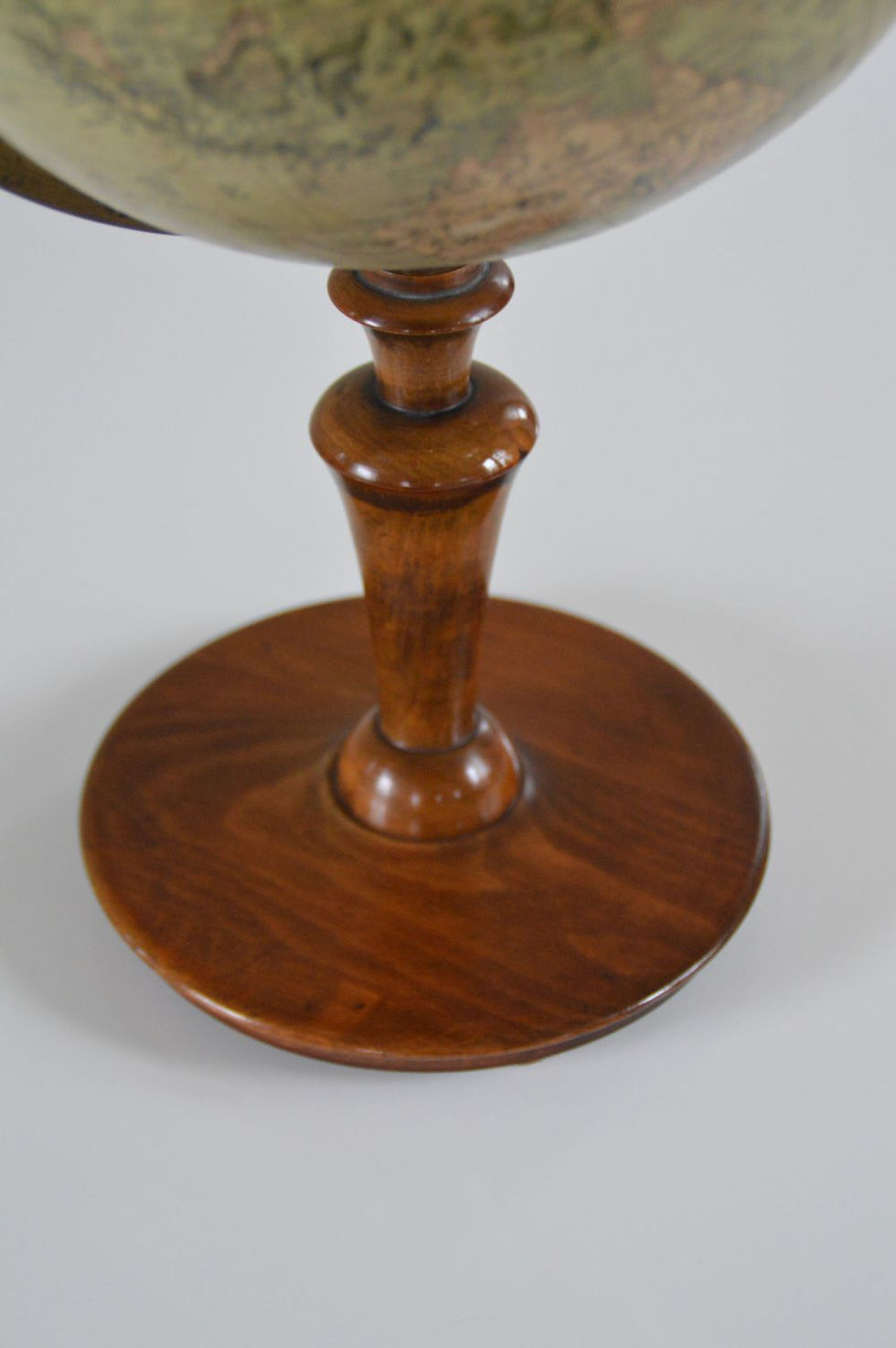 Thumbnail: Antieke wereldbol op houten voet, Columbus Erdglobus, jaren '20