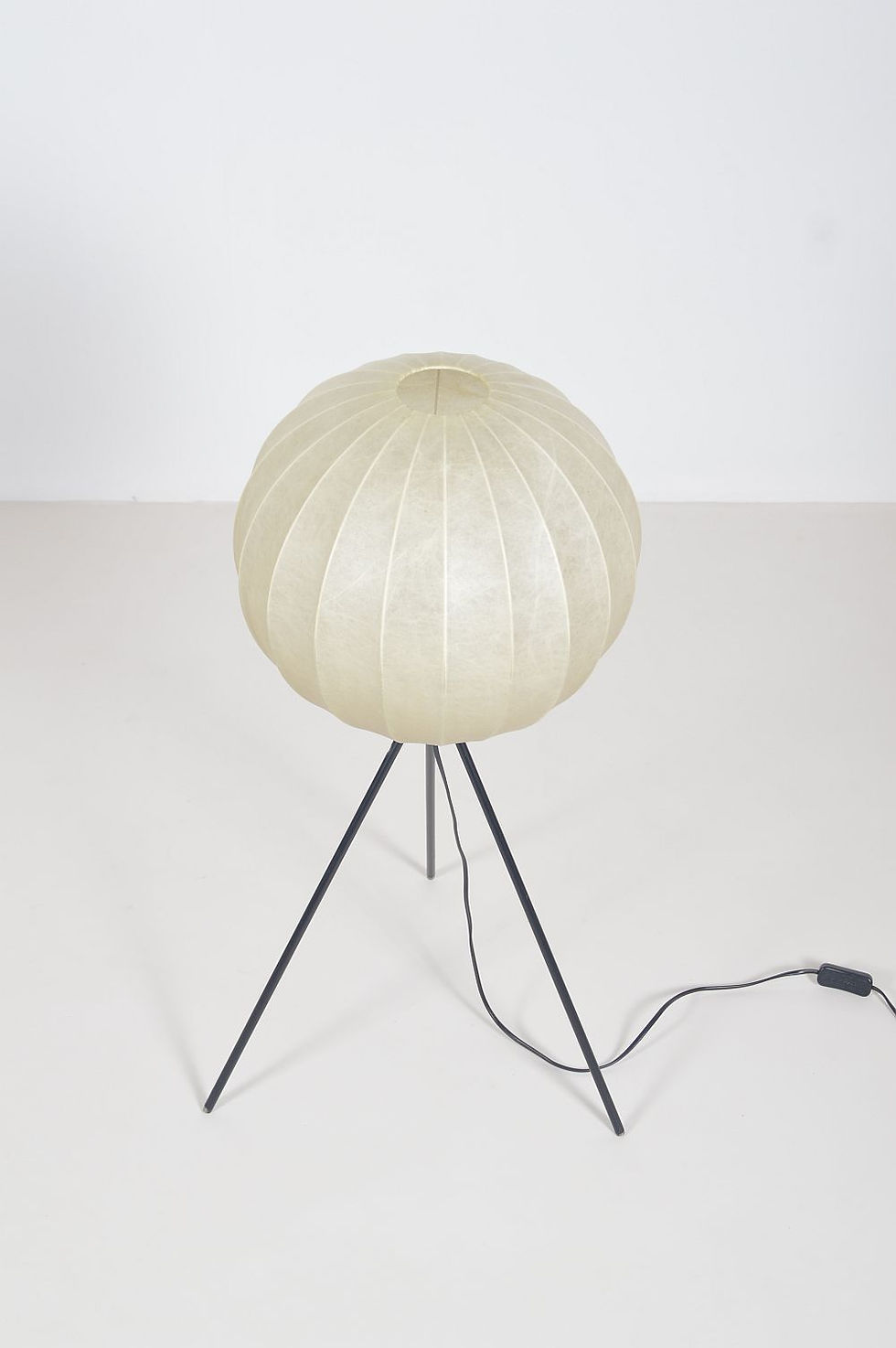 Thumbnail: Mid-century Cocoon vloerlamp op tripod, jaren '70