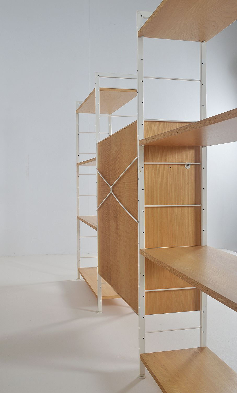Thumbnail: Modulair wandrek met leggers en opbergkast, jaren '70