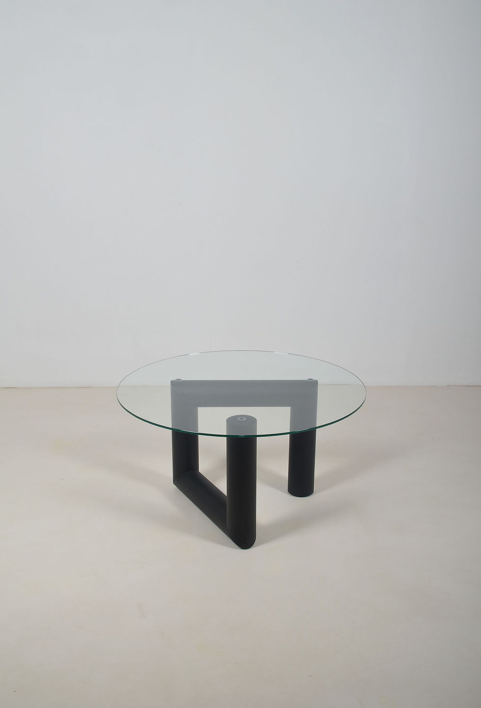 Thumbnail: Salontafel met glazen blad en geometrisch gevormd onderstel