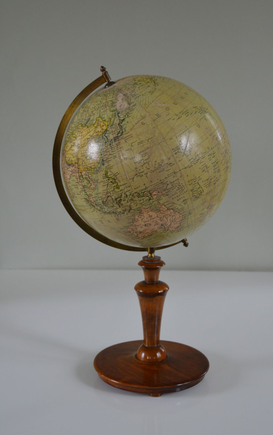 Thumbnail: Antieke wereldbol op houten voet, Columbus Erdglobus, jaren '20