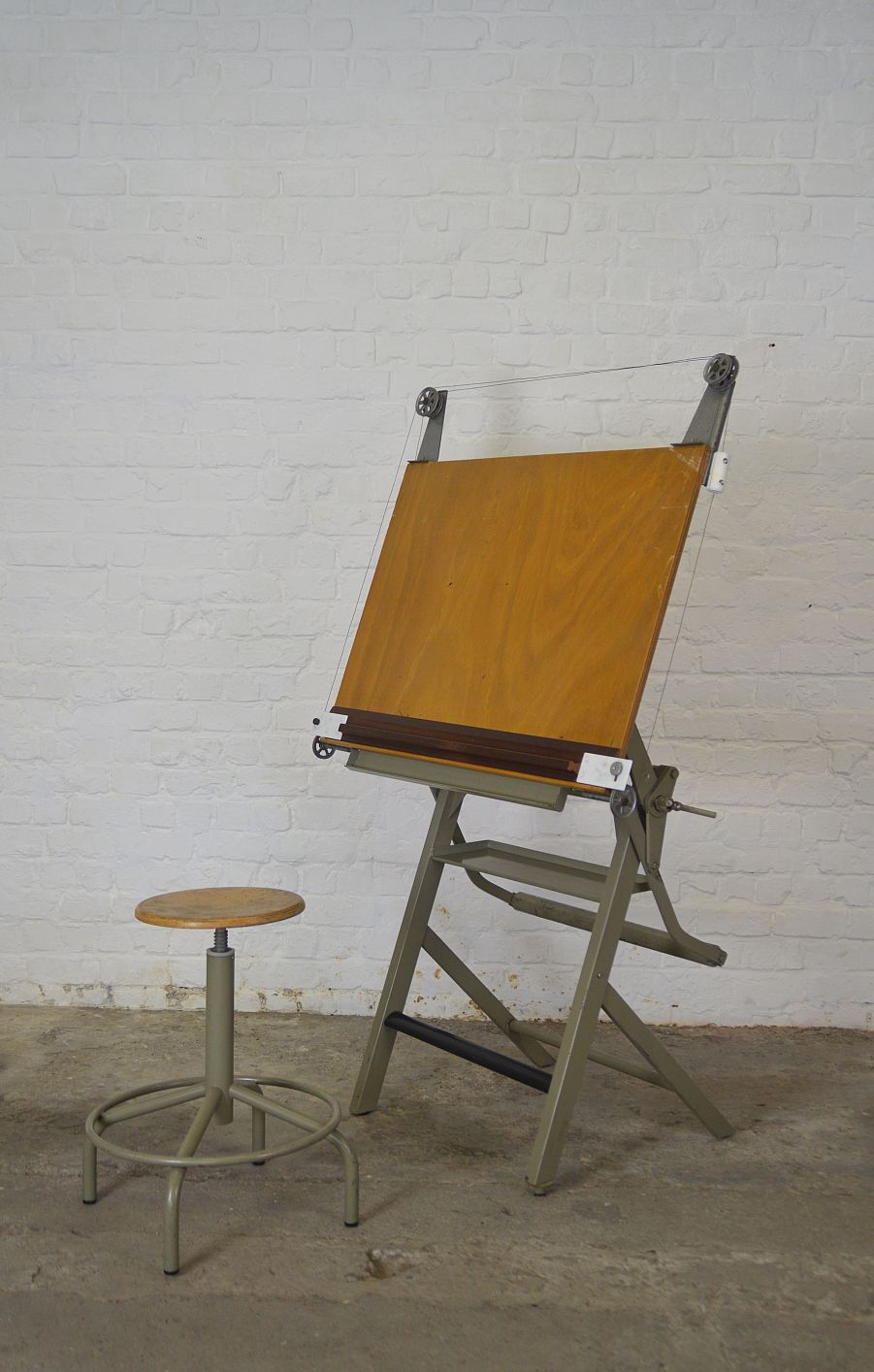 Karaktervolle antieke tekentafel met verstelbare atelierkruk