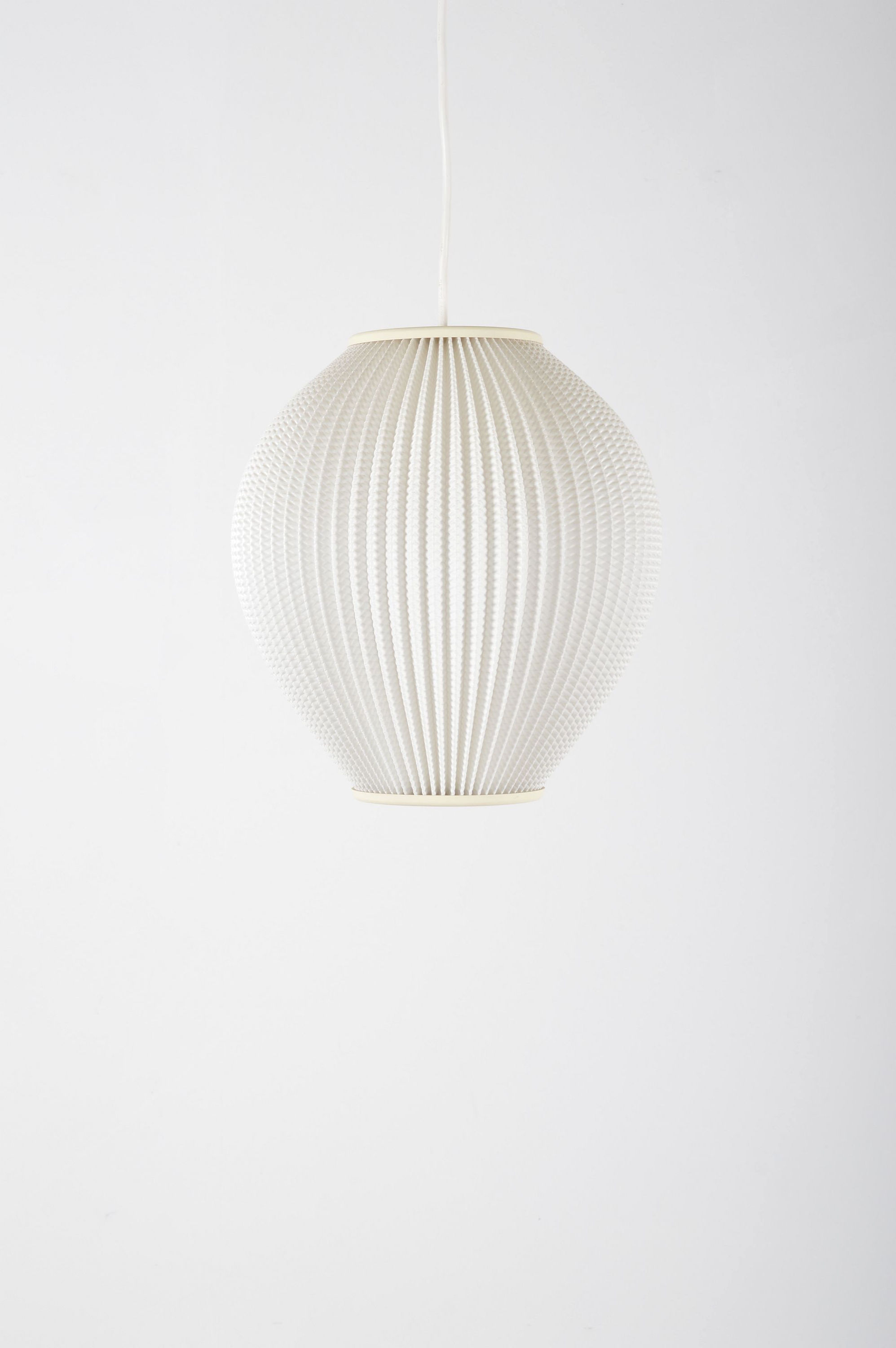 Deense pearl shade hanglamp ontworpen door Lars Schiøler voor Hoyrup, jaren '60