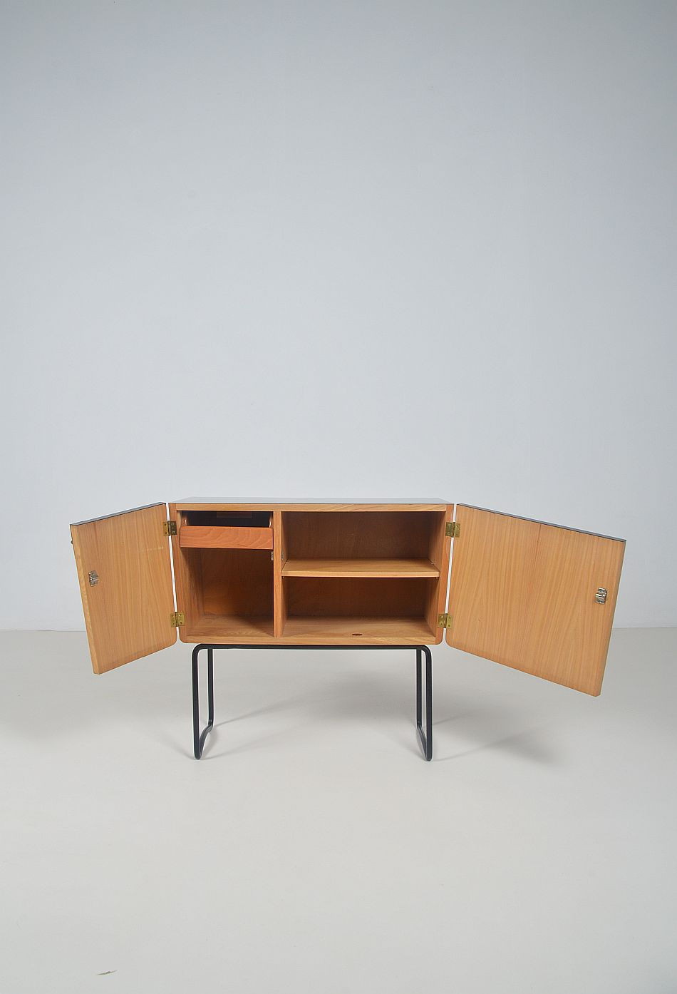Vintage wandkast in notenhout van Verralux, jaren '60