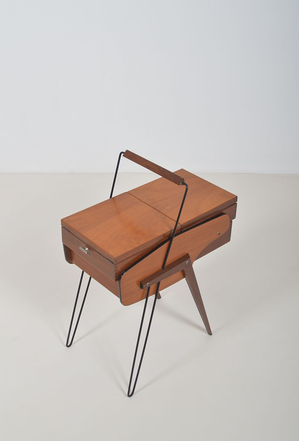 Thumbnail: Vintage naaikoffer in Atomic stijl, jaren '50