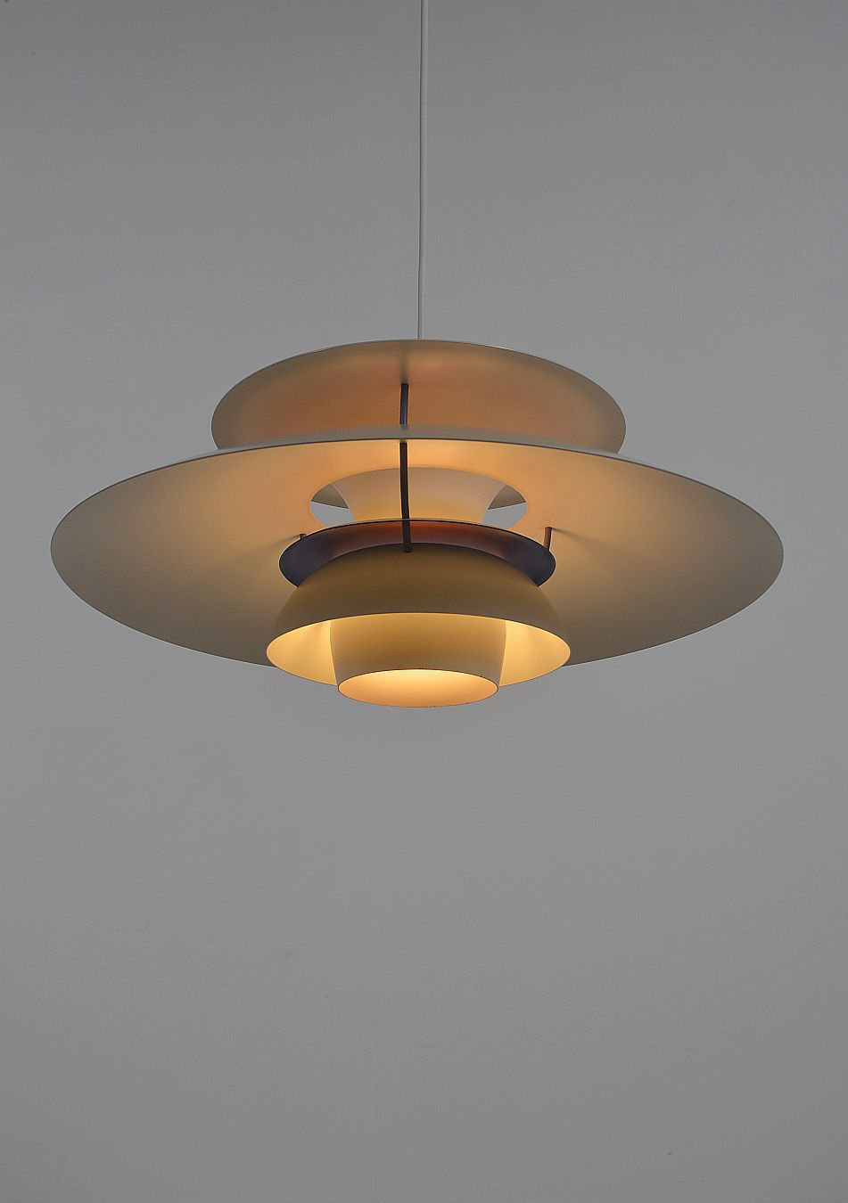 Thumbnail: Deense hanglamp 'PH5' (wit) ontworpen door Poul Henningsen voor Louis Poulsen