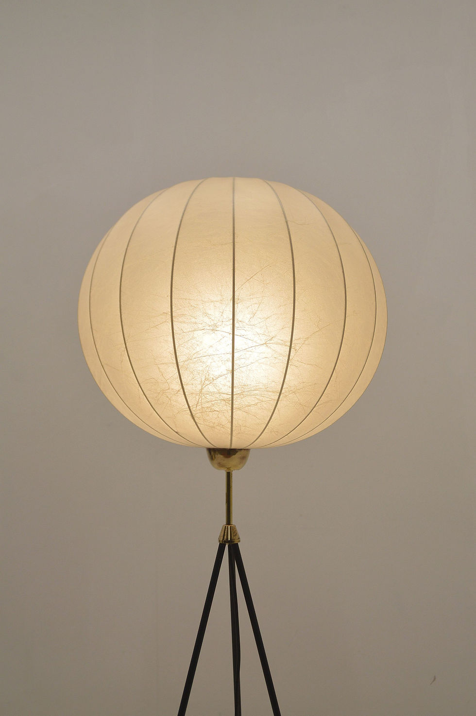 Vintage cocoon tripod vloerlamp met messing accenten, jaren '60
