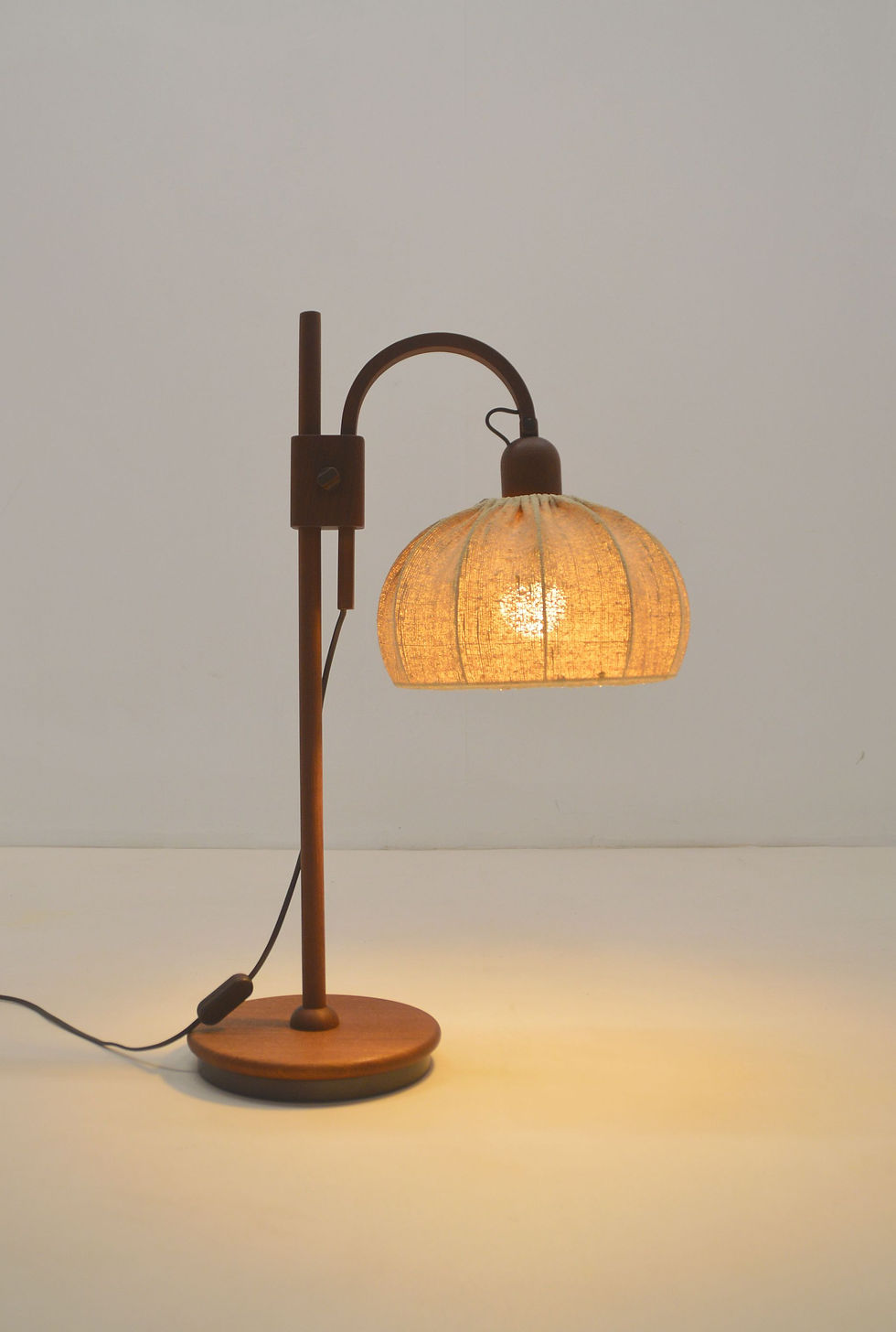 Thumbnail: Tafellamp met teak van Domus, jaren '70