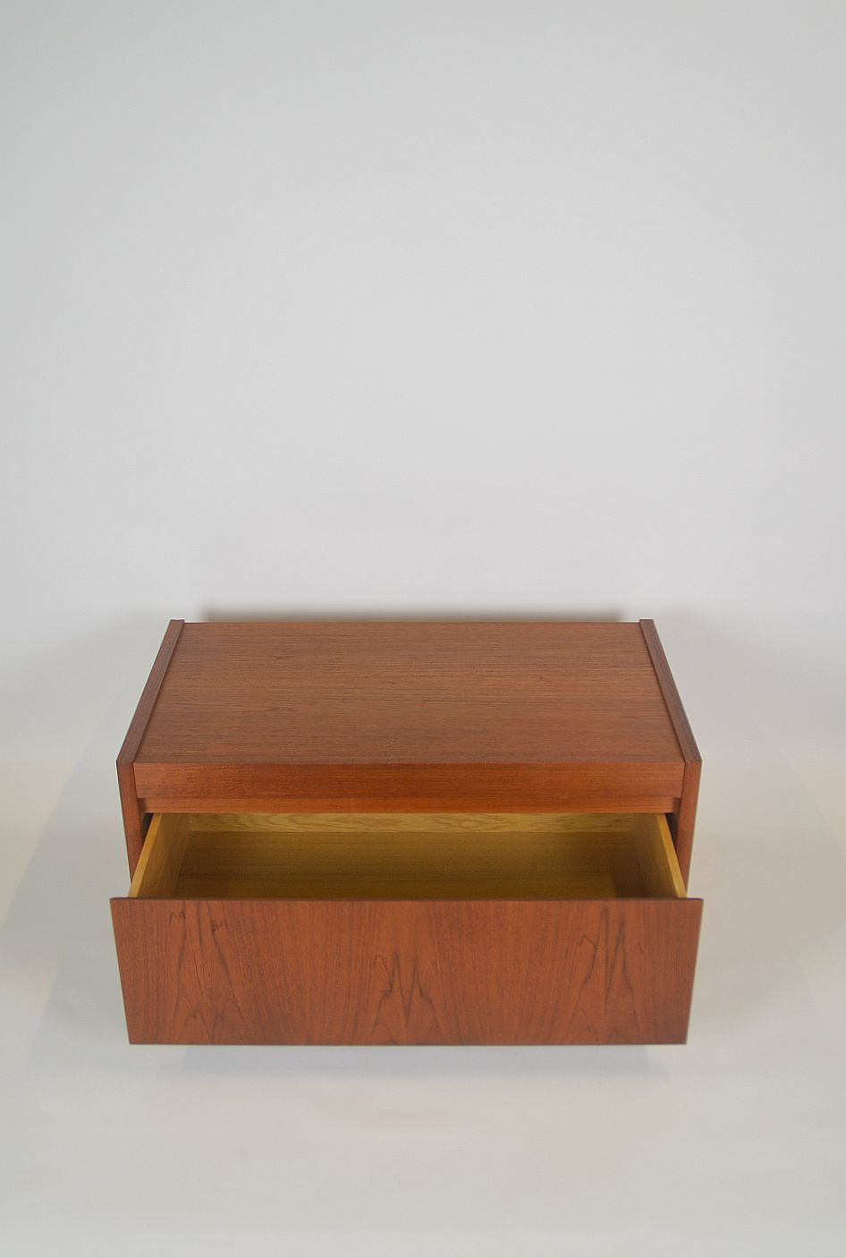 Thumbnail: Vintage TV-meubel in massief teak, jaren '70