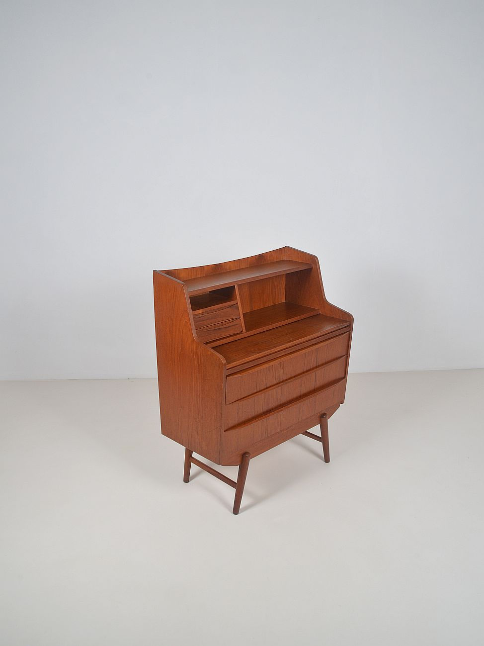 Thumbnail: Deense mid-century secretaire in teakhout, jaren '60