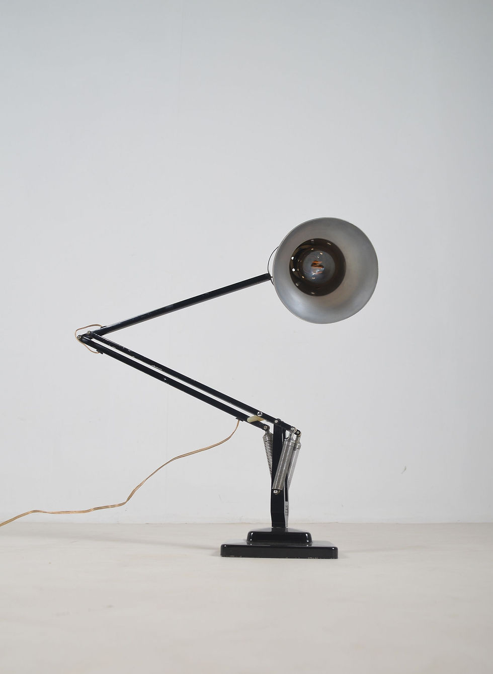 Thumbnail: Anglepoise 1227 tafellamp ontworpen door George Carwardine