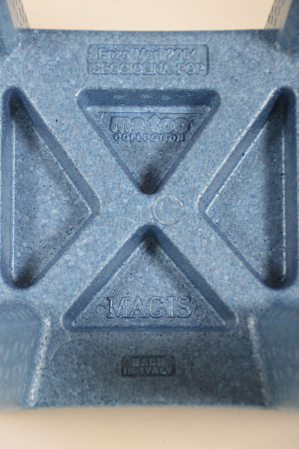 Thumbnail: Seggiolina Pop kinderstoel (blauw) ontworpen door Enzo Mari voor Magis, 2004